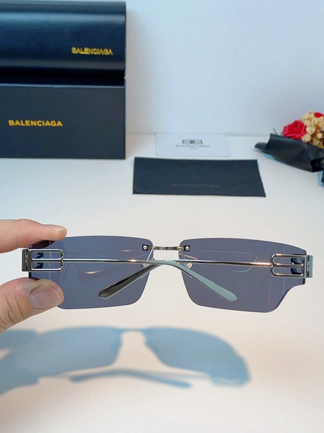 Balenciaga巴黎世家 2026新款无框盾牌墨镜｜Y2K辣妹出片神器，自带未来机甲感的无边框盾牌墨