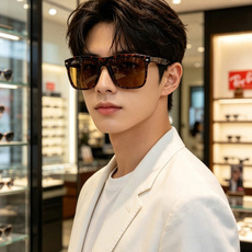 RayBan雷朋 2026新款百搭方框墨镜,通透磨砂白框视觉降温,夏日专属清爽感。高清偏光镜片,防晒护眼两不误,修饰各种 RayBan雷朋 2026新款百搭方框墨镜,通透磨砂白框视觉降温,夏日专属清爽感。高清偏光镜片,防晒护眼两不误,修饰各种