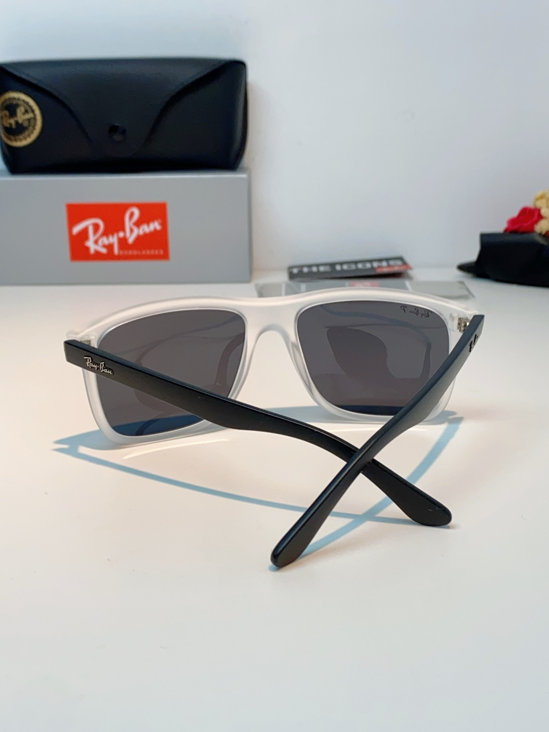 RayBan雷朋 2026新款百搭方框墨镜,通透磨砂白框视觉降温,夏日专属清爽感。高清偏光镜片,防晒护眼两不误,修饰各种 RayBan雷朋 2026新款百搭方框墨镜,通透磨砂白框视觉降温,夏日专属清爽感。高清偏光镜片,防晒护眼两不误,修饰各种