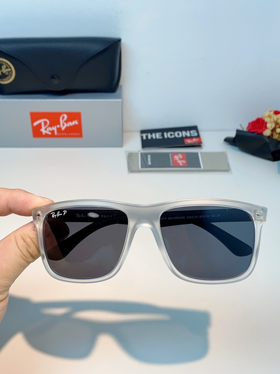 RayBan雷朋 2026新款百搭方框墨镜,通透磨砂白框视觉降温,夏日专属清爽感。高清偏光镜片,防晒护眼两不误,修饰各种 RayBan雷朋 2026新款百搭方框墨镜,通透磨砂白框视觉降温,夏日专属清爽感。高清偏光镜片,防晒护眼两不误,修饰各种