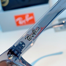 RayBan雷朋 2026新款百搭方框墨镜,通透磨砂白框视觉降温,夏日专属清爽感。高清偏光镜片,防晒护眼两不误,修饰各种 RayBan雷朋 2026新款百搭方框墨镜,通透磨砂白框视觉降温,夏日专属清爽感。高清偏光镜片,防晒护眼两不误,修饰各种