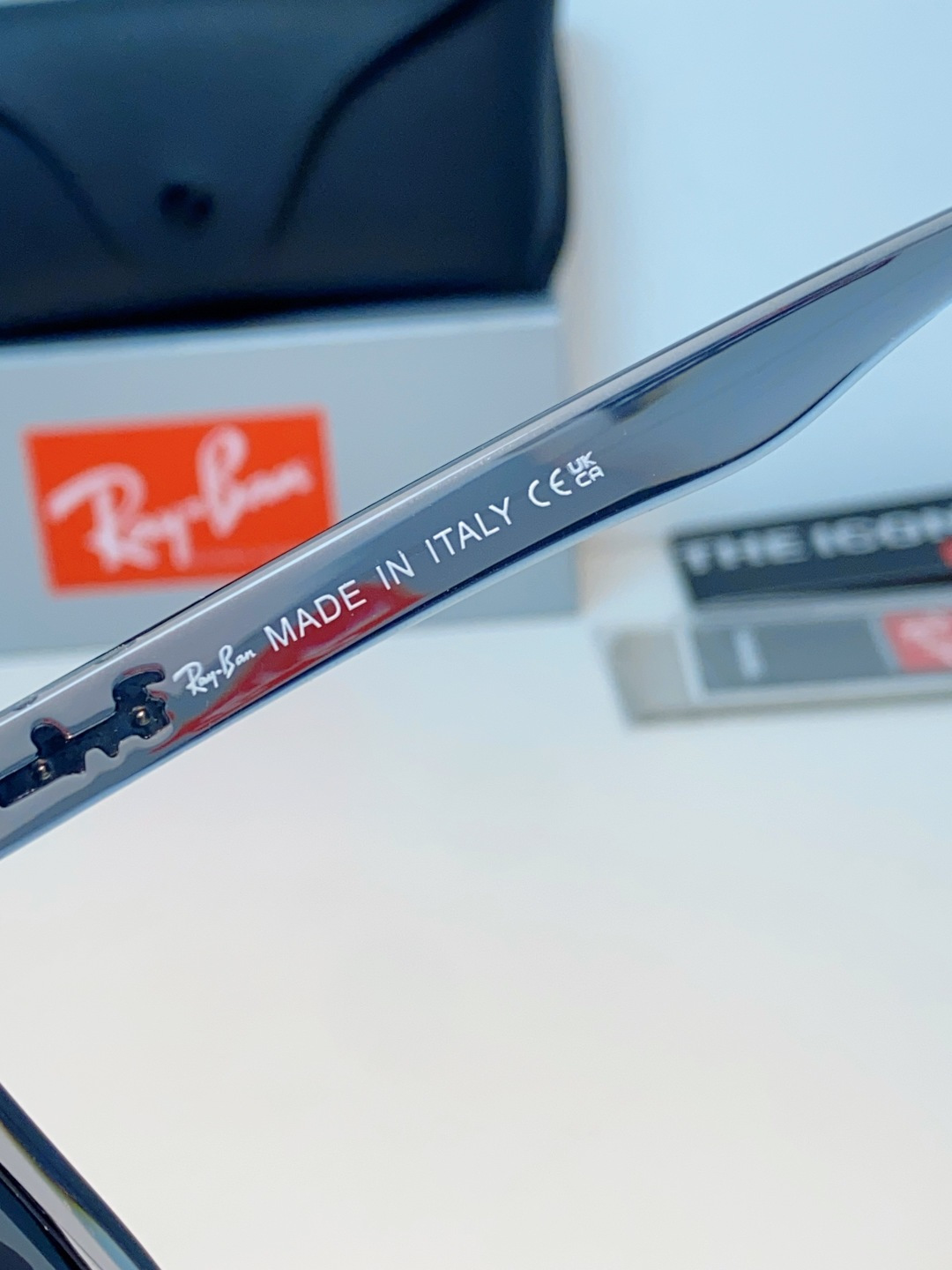 RayBan雷朋 2026新款百搭方框墨镜,通透磨砂白框视觉降温,夏日专属清爽感。高清偏光镜片,防晒护眼两不误,修饰各种 RayBan雷朋 2026新款百搭方框墨镜,通透磨砂白框视觉降温,夏日专属清爽感。高清偏光镜片,防晒护眼两不误,修饰各种