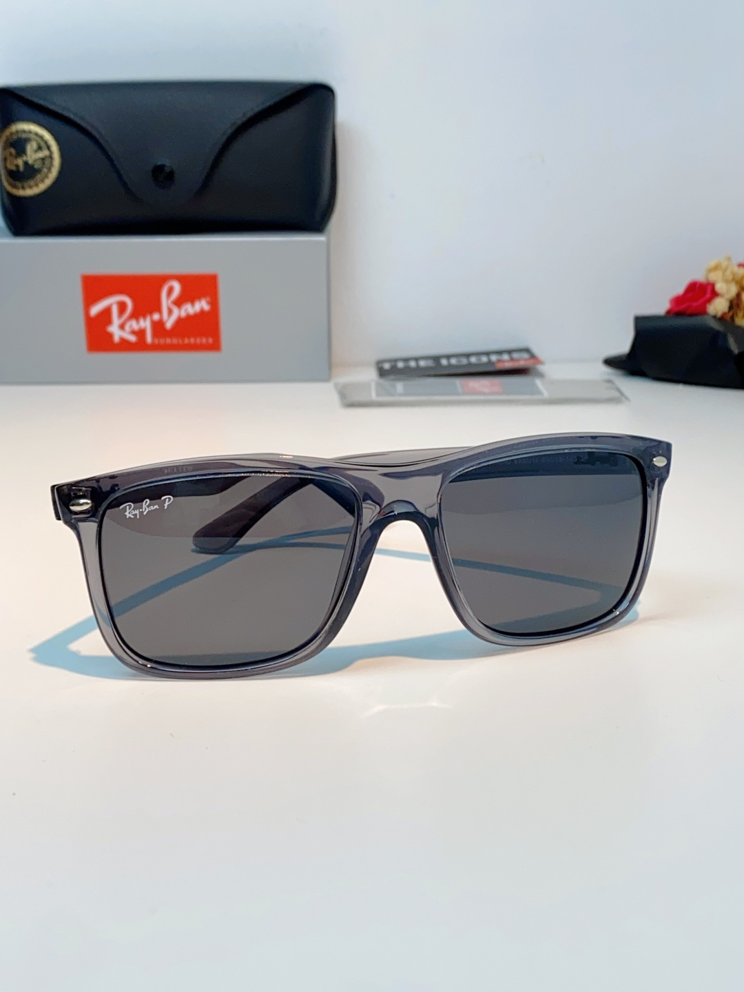 RayBan雷朋 2026新款百搭方框墨镜,通透磨砂白框视觉降温,夏日专属清爽感。高清偏光镜片,防晒护眼两不误,修饰各种 RayBan雷朋 2026新款百搭方框墨镜,通透磨砂白框视觉降温,夏日专属清爽感。高清偏光镜片,防晒护眼两不误,修饰各种