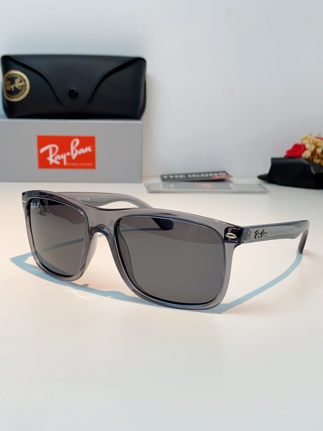 RayBan雷朋 2026新款百搭方框墨镜,通透磨砂白框视觉降温,夏日专属清爽感。高清偏光镜片,防晒护眼两不误,修饰各种 RayBan雷朋 2026新款百搭方框墨镜,通透磨砂白框视觉降温,夏日专属清爽感。高清偏光镜片,防晒护眼两不误,修饰各种