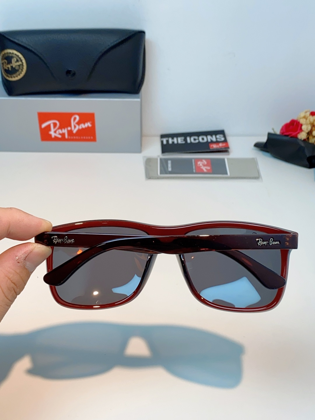 RayBan雷朋 2026新款百搭方框墨镜,通透磨砂白框视觉降温,夏日专属清爽感。高清偏光镜片,防晒护眼两不误,修饰各种 RayBan雷朋 2026新款百搭方框墨镜,通透磨砂白框视觉降温,夏日专属清爽感。高清偏光镜片,防晒护眼两不误,修饰各种