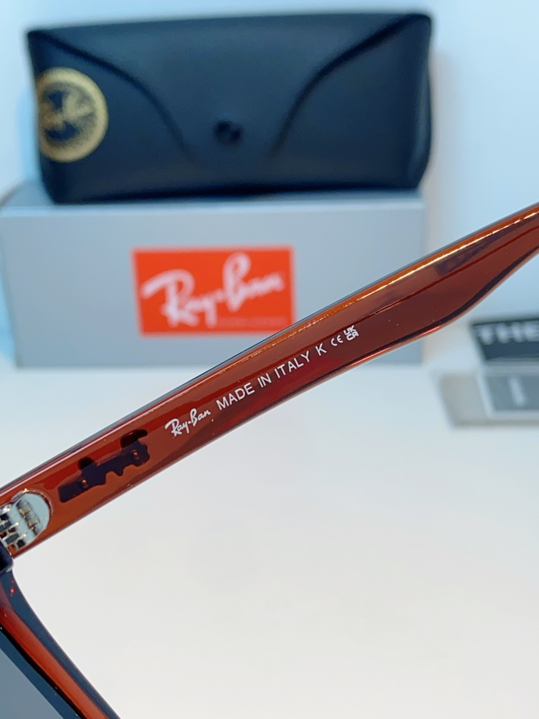 RayBan雷朋 2026新款百搭方框墨镜,通透磨砂白框视觉降温,夏日专属清爽感。高清偏光镜片,防晒护眼两不误,修饰各种 RayBan雷朋 2026新款百搭方框墨镜,通透磨砂白框视觉降温,夏日专属清爽感。高清偏光镜片,防晒护眼两不误,修饰各种