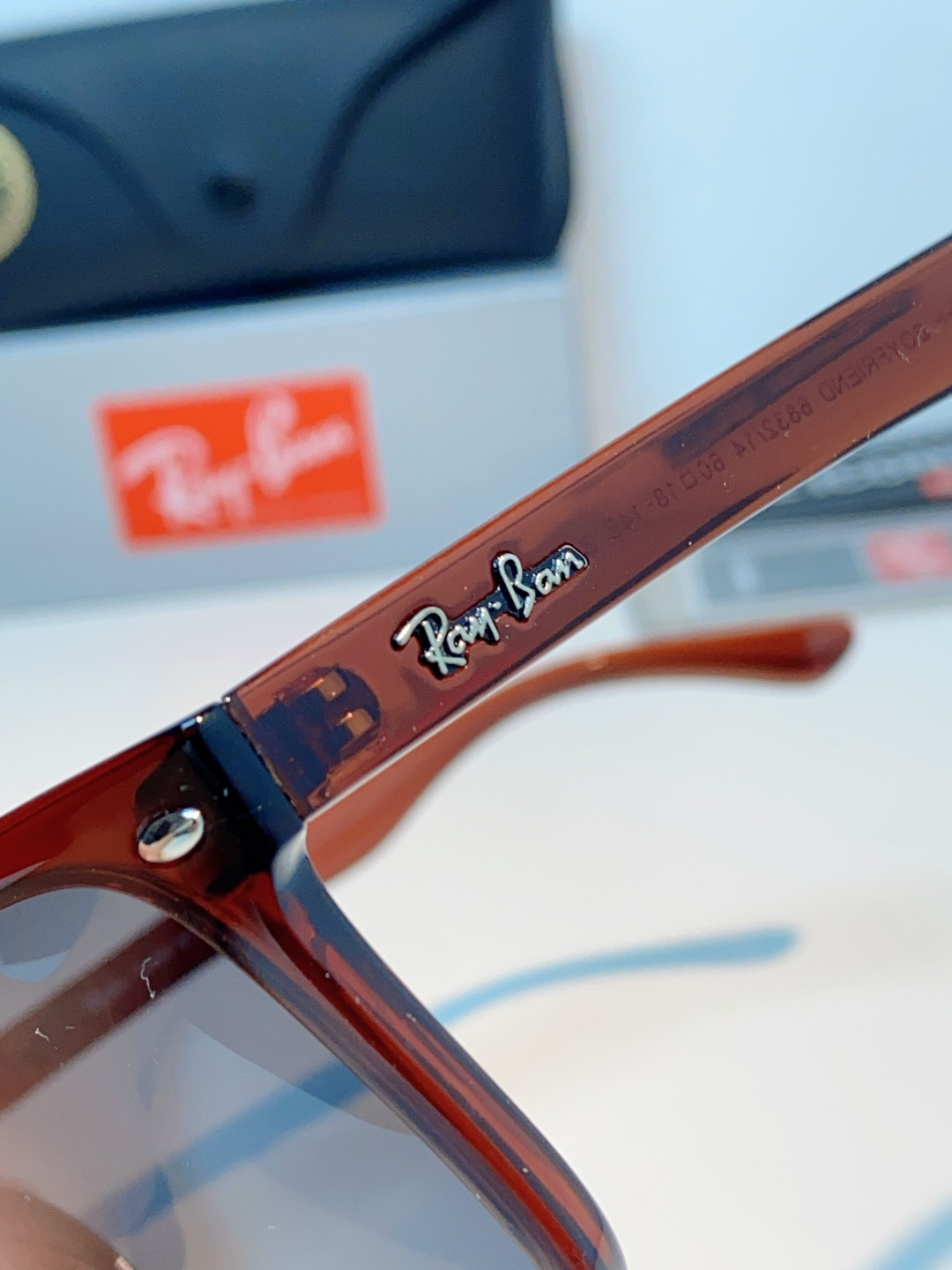 RayBan雷朋 2026新款百搭方框墨镜,通透磨砂白框视觉降温,夏日专属清爽感。高清偏光镜片,防晒护眼两不误,修饰各种 RayBan雷朋 2026新款百搭方框墨镜,通透磨砂白框视觉降温,夏日专属清爽感。高清偏光镜片,防晒护眼两不误,修饰各种