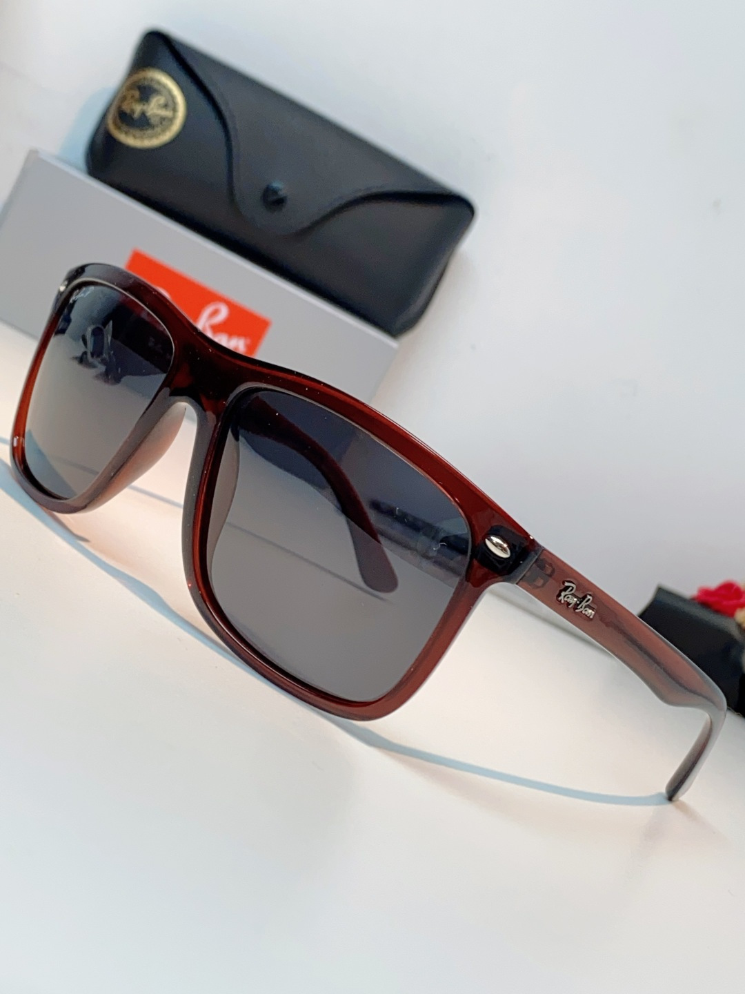 RayBan雷朋 2026新款百搭方框墨镜,通透磨砂白框视觉降温,夏日专属清爽感。高清偏光镜片,防晒护眼两不误,修饰各种 RayBan雷朋 2026新款百搭方框墨镜,通透磨砂白框视觉降温,夏日专属清爽感。高清偏光镜片,防晒护眼两不误,修饰各种