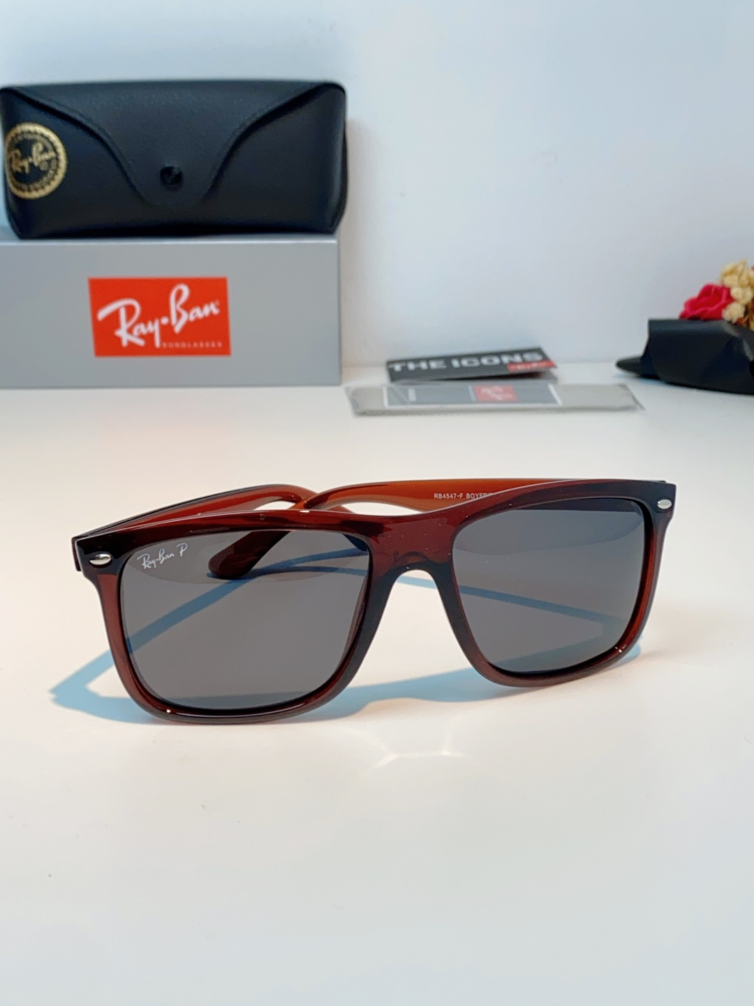 RayBan雷朋 2026新款百搭方框墨镜,通透磨砂白框视觉降温,夏日专属清爽感。高清偏光镜片,防晒护眼两不误,修饰各种 RayBan雷朋 2026新款百搭方框墨镜,通透磨砂白框视觉降温,夏日专属清爽感。高清偏光镜片,防晒护眼两不误,修饰各种