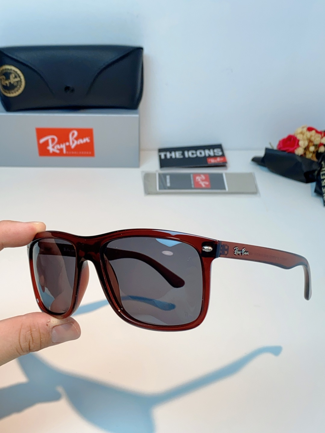 RayBan雷朋 2026新款百搭方框墨镜,通透磨砂白框视觉降温,夏日专属清爽感。高清偏光镜片,防晒护眼两不误,修饰各种 RayBan雷朋 2026新款百搭方框墨镜,通透磨砂白框视觉降温,夏日专属清爽感。高清偏光镜片,防晒护眼两不误,修饰各种