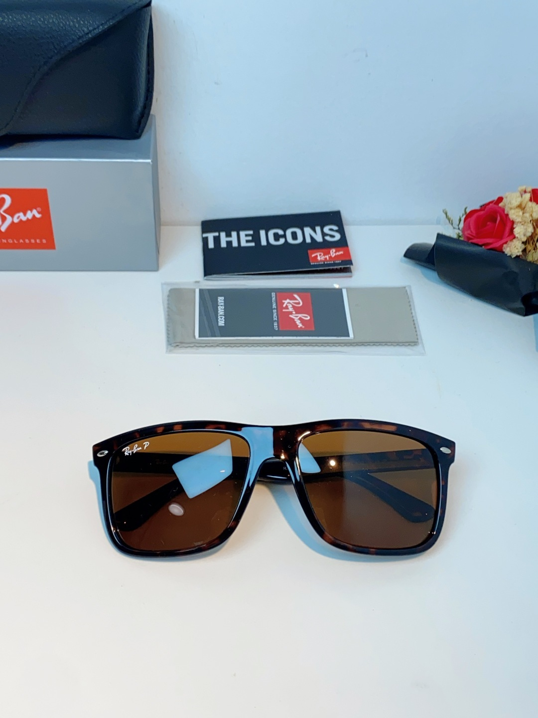 RayBan雷朋 2026新款百搭方框墨镜,通透磨砂白框视觉降温,夏日专属清爽感。高清偏光镜片,防晒护眼两不误,修饰各种 RayBan雷朋 2026新款百搭方框墨镜,通透磨砂白框视觉降温,夏日专属清爽感。高清偏光镜片,防晒护眼两不误,修饰各种
