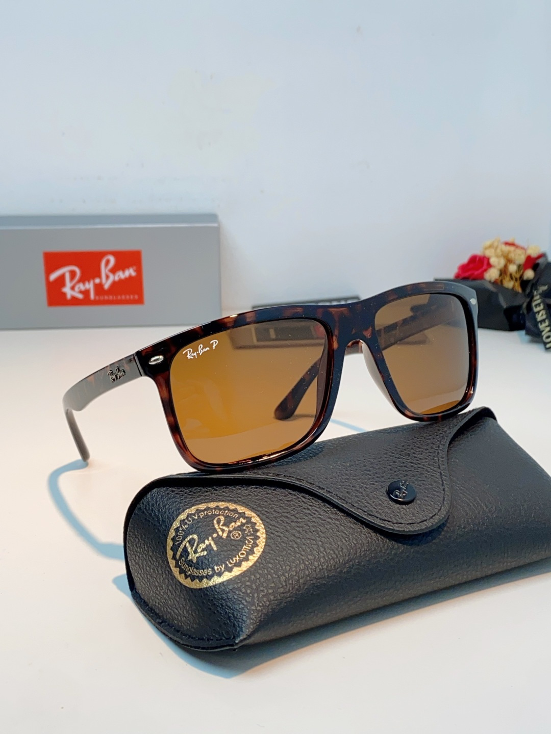 RayBan雷朋 2026新款百搭方框墨镜,通透磨砂白框视觉降温,夏日专属清爽感。高清偏光镜片,防晒护眼两不误,修饰各种 RayBan雷朋 2026新款百搭方框墨镜,通透磨砂白框视觉降温,夏日专属清爽感。高清偏光镜片,防晒护眼两不误,修饰各种