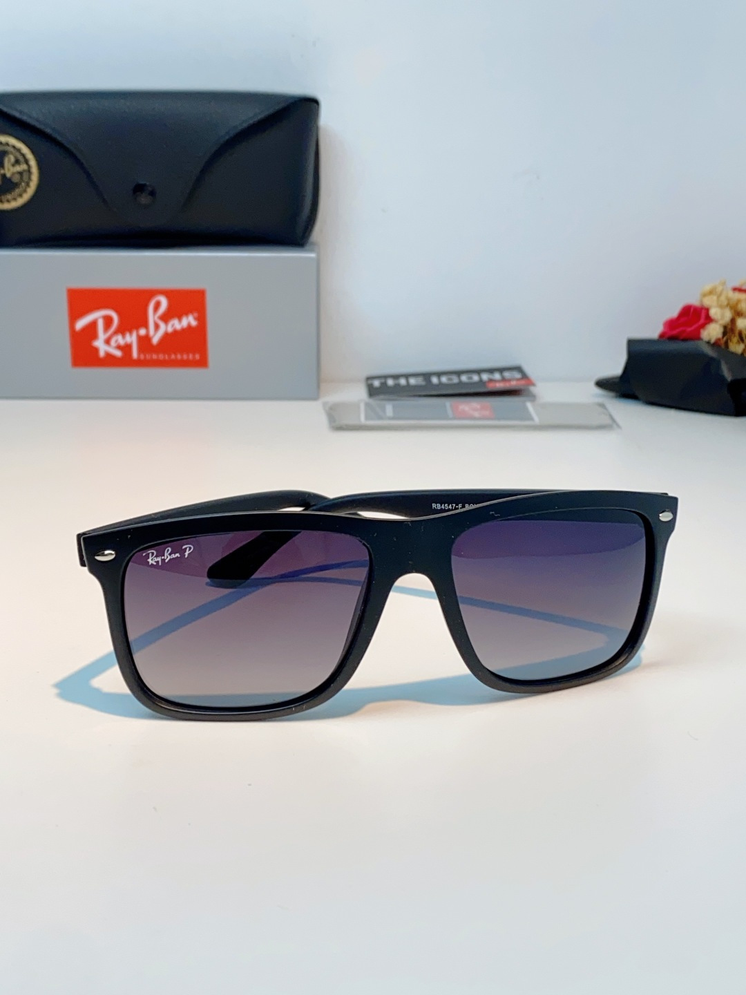 RayBan雷朋 2026新款百搭方框墨镜,通透磨砂白框视觉降温,夏日专属清爽感。高清偏光镜片,防晒护眼两不误,修饰各种 RayBan雷朋 2026新款百搭方框墨镜,通透磨砂白框视觉降温,夏日专属清爽感。高清偏光镜片,防晒护眼两不误,修饰各种