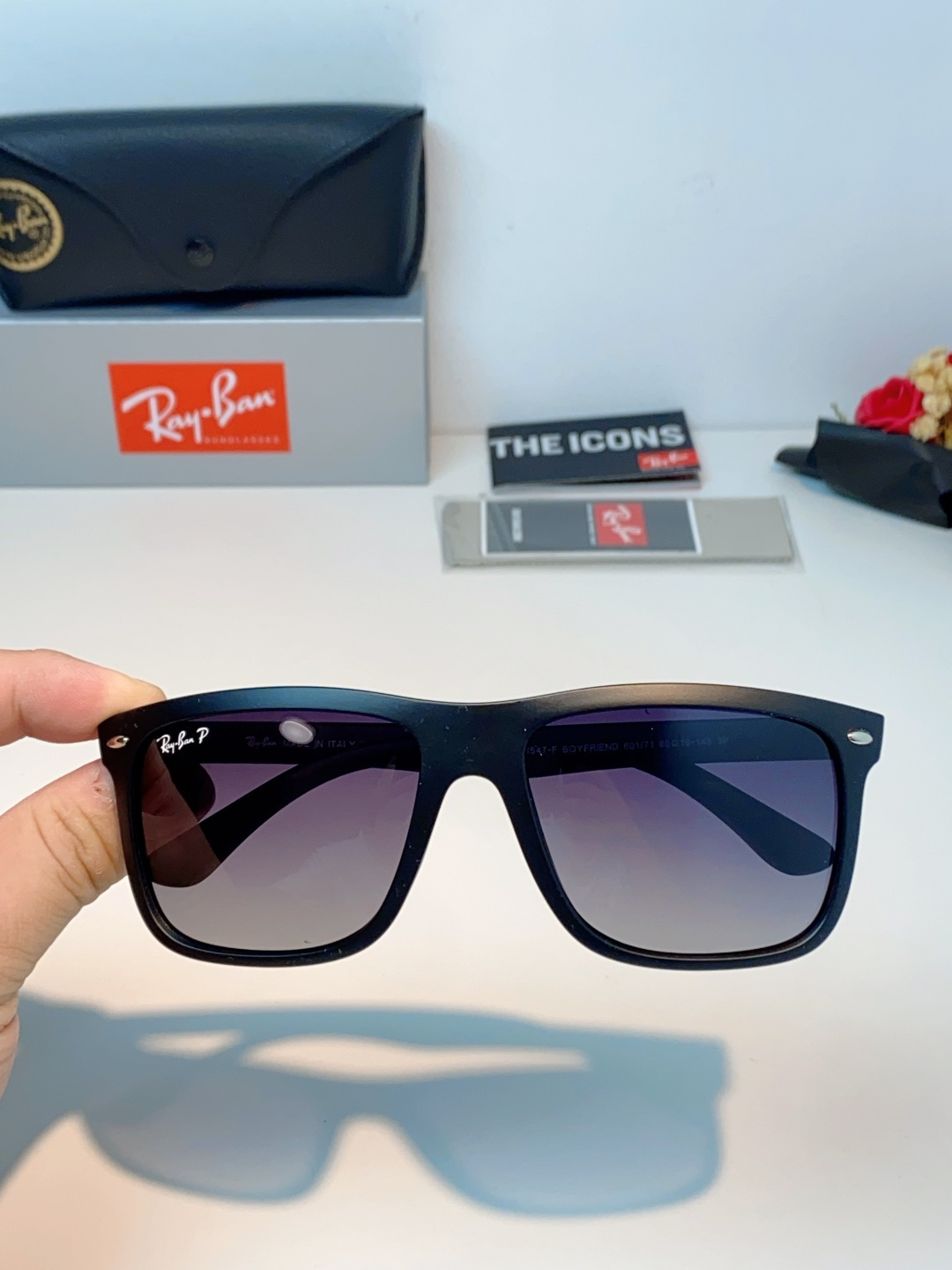 RayBan雷朋 2026新款百搭方框墨镜,通透磨砂白框视觉降温,夏日专属清爽感。高清偏光镜片,防晒护眼两不误,修饰各种 RayBan雷朋 2026新款百搭方框墨镜,通透磨砂白框视觉降温,夏日专属清爽感。高清偏光镜片,防晒护眼两不误,修饰各种
