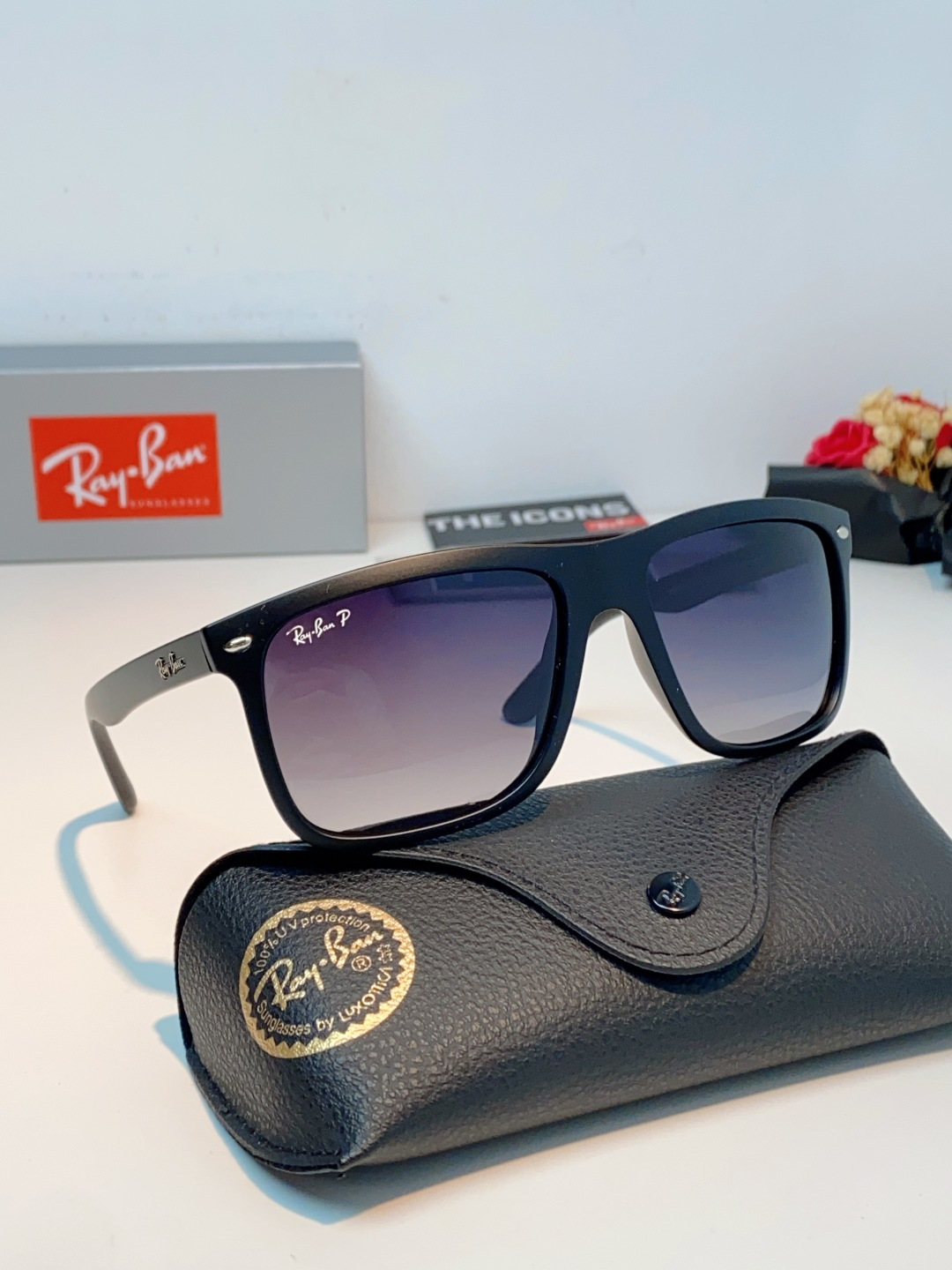 RayBan雷朋 2026新款百搭方框墨镜,通透磨砂白框视觉降温,夏日专属清爽感。高清偏光镜片,防晒护眼两不误,修饰各种 RayBan雷朋 2026新款百搭方框墨镜,通透磨砂白框视觉降温,夏日专属清爽感。高清偏光镜片,防晒护眼两不误,修饰各种