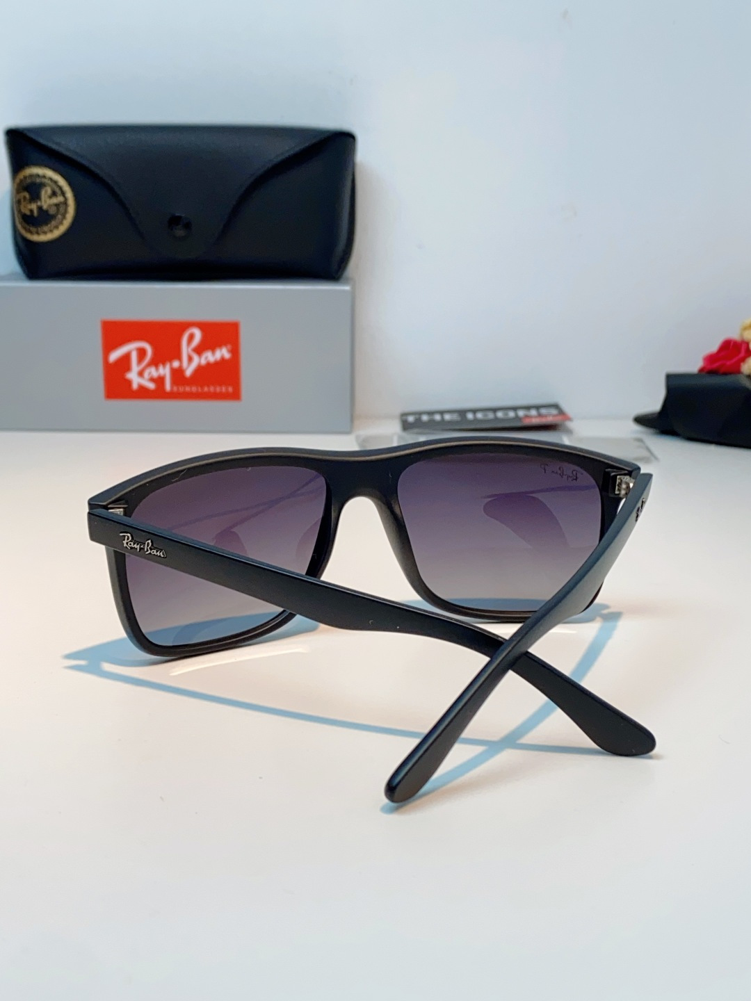 RayBan雷朋 2026新款百搭方框墨镜,通透磨砂白框视觉降温,夏日专属清爽感。高清偏光镜片,防晒护眼两不误,修饰各种 RayBan雷朋 2026新款百搭方框墨镜,通透磨砂白框视觉降温,夏日专属清爽感。高清偏光镜片,防晒护眼两不误,修饰各种