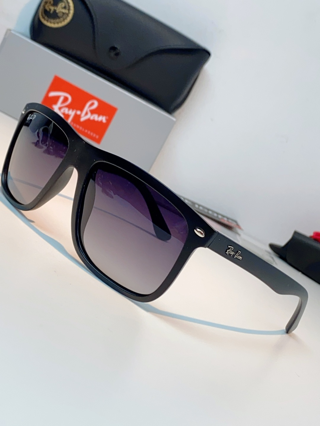 RayBan雷朋 2026新款百搭方框墨镜,通透磨砂白框视觉降温,夏日专属清爽感。高清偏光镜片,防晒护眼两不误,修饰各种 RayBan雷朋 2026新款百搭方框墨镜,通透磨砂白框视觉降温,夏日专属清爽感。高清偏光镜片,防晒护眼两不误,修饰各种