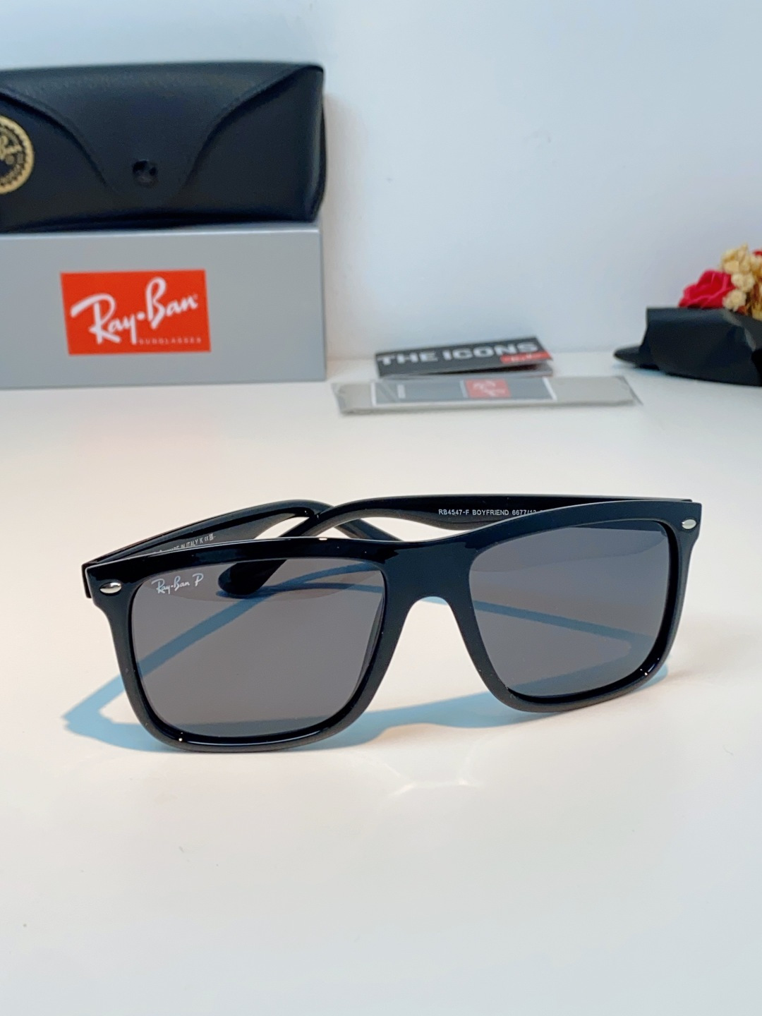 RayBan雷朋 2026新款百搭方框墨镜,通透磨砂白框视觉降温,夏日专属清爽感。高清偏光镜片,防晒护眼两不误,修饰各种 RayBan雷朋 2026新款百搭方框墨镜,通透磨砂白框视觉降温,夏日专属清爽感。高清偏光镜片,防晒护眼两不误,修饰各种