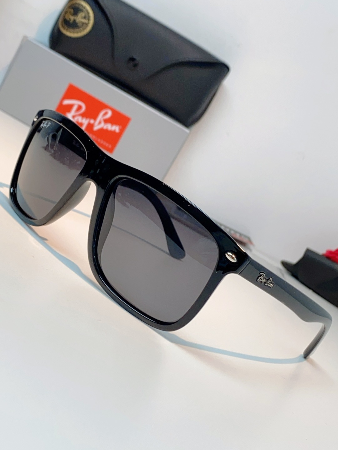RayBan雷朋 2026新款百搭方框墨镜,通透磨砂白框视觉降温,夏日专属清爽感。高清偏光镜片,防晒护眼两不误,修饰各种 RayBan雷朋 2026新款百搭方框墨镜,通透磨砂白框视觉降温,夏日专属清爽感。高清偏光镜片,防晒护眼两不误,修饰各种