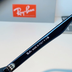 RayBan雷朋 2026新款百搭方框墨镜,通透磨砂白框视觉降温,夏日专属清爽感。高清偏光镜片,防晒护眼两不误,修饰各种 RayBan雷朋 2026新款百搭方框墨镜,通透磨砂白框视觉降温,夏日专属清爽感。高清偏光镜片,防晒护眼两不误,修饰各种