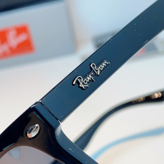 RayBan雷朋 2026新款百搭方框墨镜,通透磨砂白框视觉降温,夏日专属清爽感。高清偏光镜片,防晒护眼两不误,修饰各种 RayBan雷朋 2026新款百搭方框墨镜,通透磨砂白框视觉降温,夏日专属清爽感。高清偏光镜片,防晒护眼两不误,修饰各种
