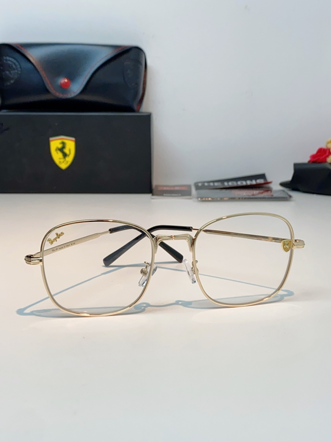 RayBan雷朋 Ferrari法拉利 跃马联名金属,鎏金细框自带高级质感,多边形框型巨显脸小 轻量镜架久戴无负担,可配 RayBan雷朋 Ferrari法拉利 跃马联名金属,鎏金细框自带高级质感,多边形框型巨显脸小 轻量镜架久戴无负担,可配