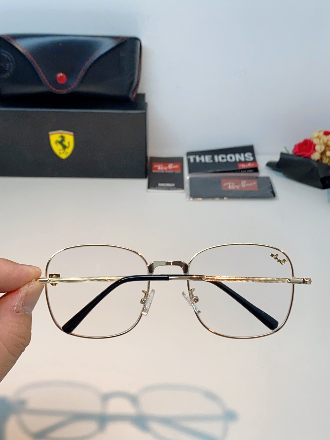 RayBan雷朋 Ferrari法拉利 跃马联名金属,鎏金细框自带高级质感,多边形框型巨显脸小 轻量镜架久戴无负担,可配 RayBan雷朋 Ferrari法拉利 跃马联名金属,鎏金细框自带高级质感,多边形框型巨显脸小 轻量镜架久戴无负担,可配