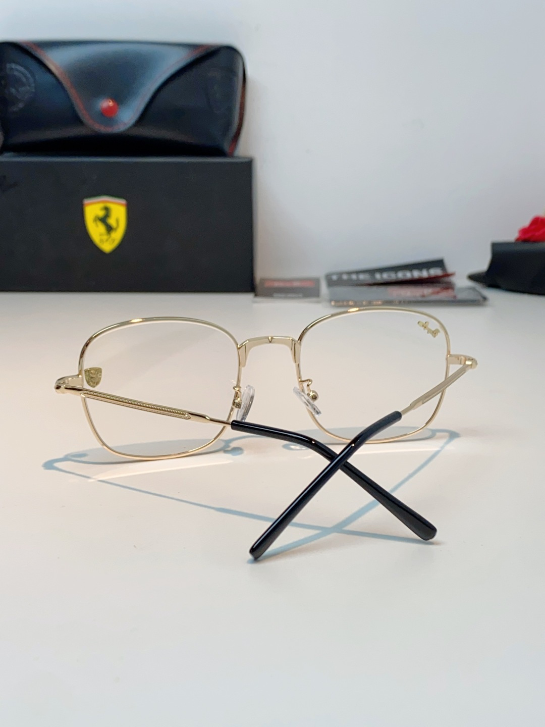 RayBan雷朋 Ferrari法拉利 跃马联名金属,鎏金细框自带高级质感,多边形框型巨显脸小 轻量镜架久戴无负担,可配 RayBan雷朋 Ferrari法拉利 跃马联名金属,鎏金细框自带高级质感,多边形框型巨显脸小 轻量镜架久戴无负担,可配