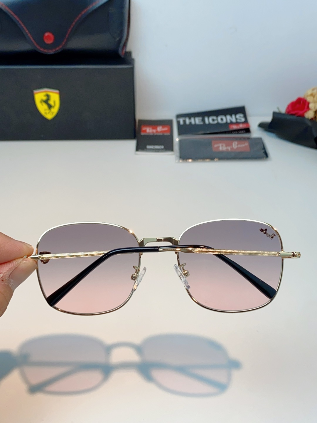 RayBan雷朋 Ferrari法拉利 跃马联名金属,鎏金细框自带高级质感,多边形框型巨显脸小 轻量镜架久戴无负担,可配 RayBan雷朋 Ferrari法拉利 跃马联名金属,鎏金细框自带高级质感,多边形框型巨显脸小 轻量镜架久戴无负担,可配