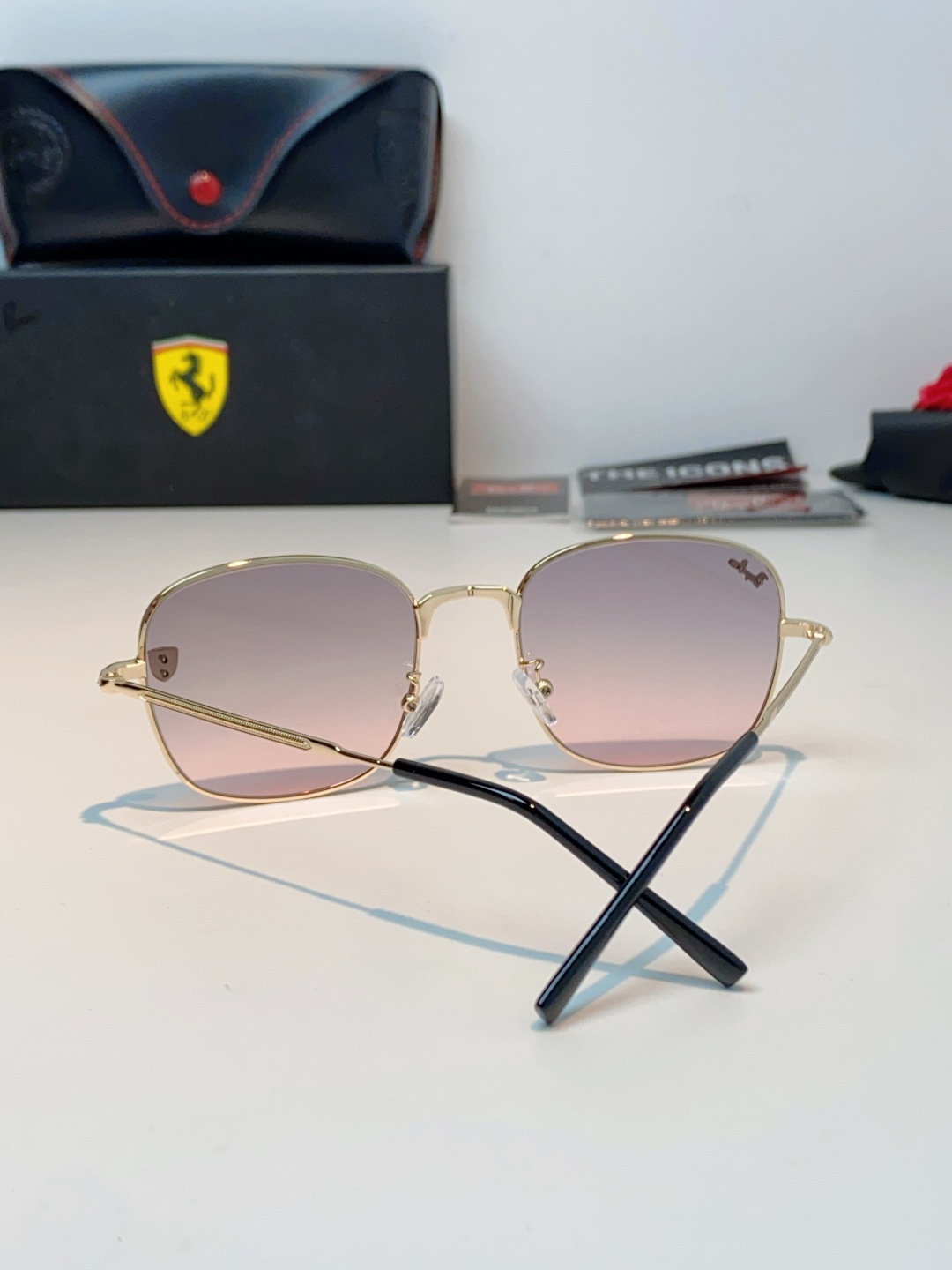 RayBan雷朋 Ferrari法拉利 跃马联名金属,鎏金细框自带高级质感,多边形框型巨显脸小 轻量镜架久戴无负担,可配 RayBan雷朋 Ferrari法拉利 跃马联名金属,鎏金细框自带高级质感,多边形框型巨显脸小 轻量镜架久戴无负担,可配