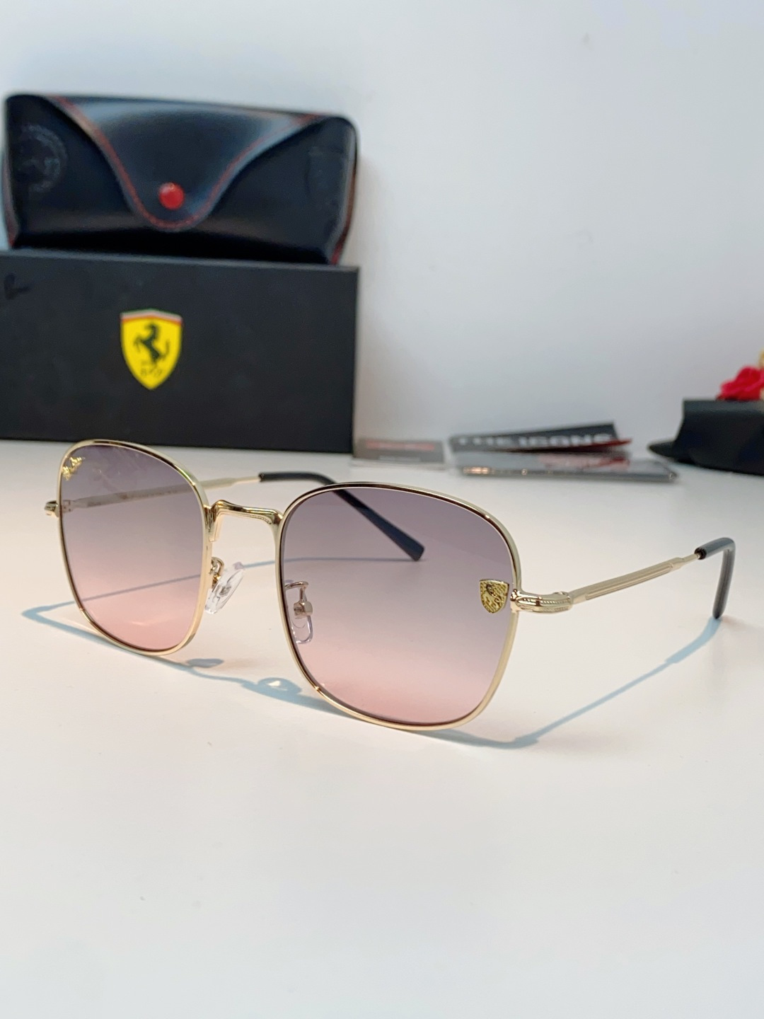 RayBan雷朋 Ferrari法拉利 跃马联名金属,鎏金细框自带高级质感,多边形框型巨显脸小 轻量镜架久戴无负担,可配 RayBan雷朋 Ferrari法拉利 跃马联名金属,鎏金细框自带高级质感,多边形框型巨显脸小 轻量镜架久戴无负担,可配