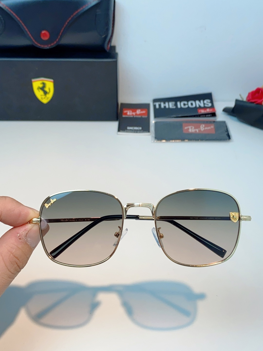 RayBan雷朋 Ferrari法拉利 跃马联名金属,鎏金细框自带高级质感,多边形框型巨显脸小 轻量镜架久戴无负担,可配 RayBan雷朋 Ferrari法拉利 跃马联名金属,鎏金细框自带高级质感,多边形框型巨显脸小 轻量镜架久戴无负担,可配