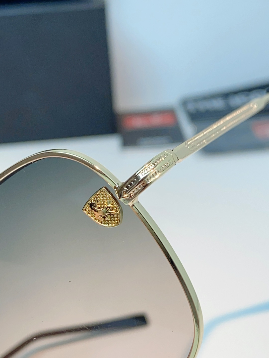 RayBan雷朋 Ferrari法拉利 跃马联名金属,鎏金细框自带高级质感,多边形框型巨显脸小 轻量镜架久戴无负担,可配 RayBan雷朋 Ferrari法拉利 跃马联名金属,鎏金细框自带高级质感,多边形框型巨显脸小 轻量镜架久戴无负担,可配