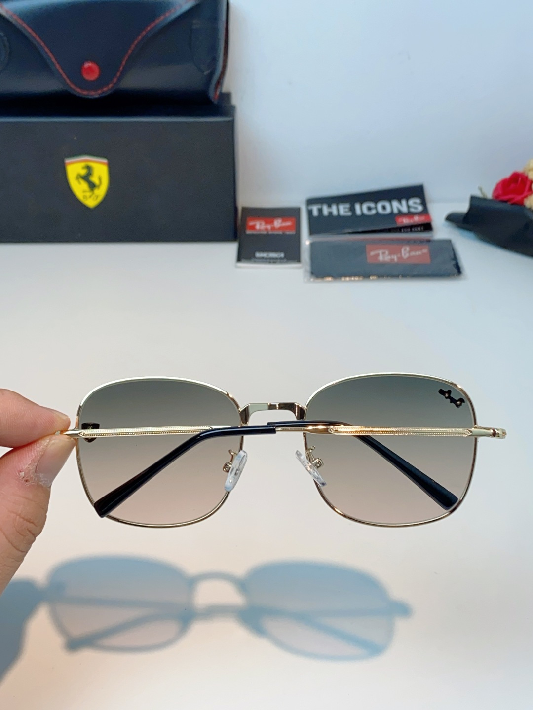 RayBan雷朋 Ferrari法拉利 跃马联名金属,鎏金细框自带高级质感,多边形框型巨显脸小 轻量镜架久戴无负担,可配 RayBan雷朋 Ferrari法拉利 跃马联名金属,鎏金细框自带高级质感,多边形框型巨显脸小 轻量镜架久戴无负担,可配