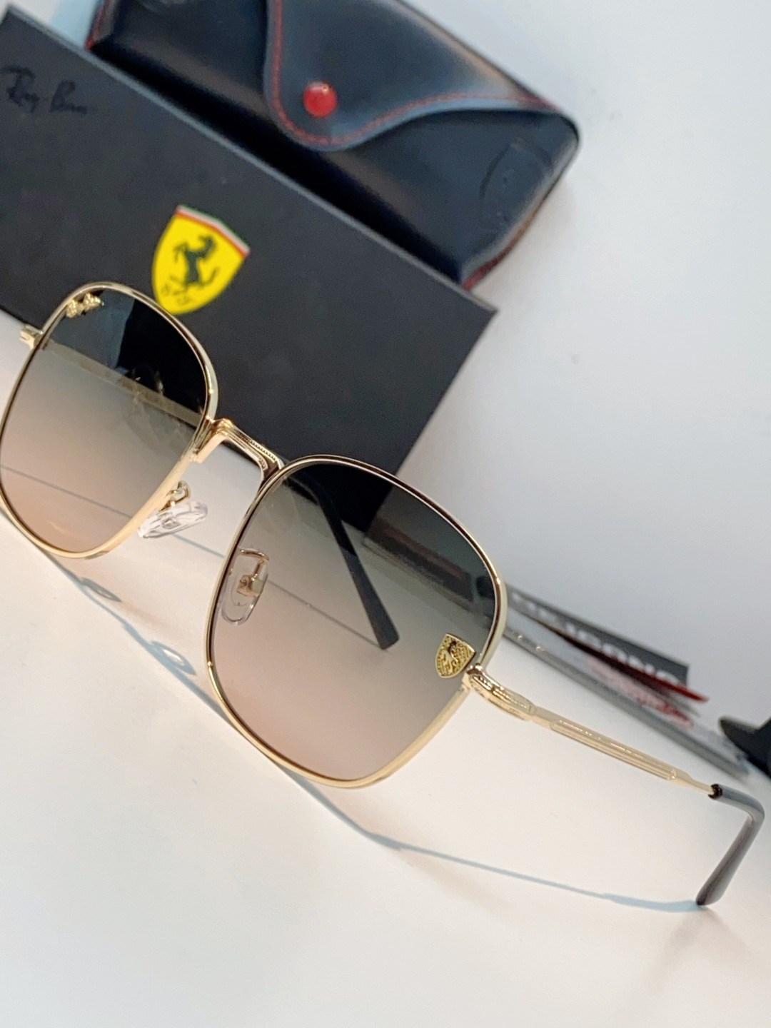 RayBan雷朋 Ferrari法拉利 跃马联名金属,鎏金细框自带高级质感,多边形框型巨显脸小 轻量镜架久戴无负担,可配 RayBan雷朋 Ferrari法拉利 跃马联名金属,鎏金细框自带高级质感,多边形框型巨显脸小 轻量镜架久戴无负担,可配