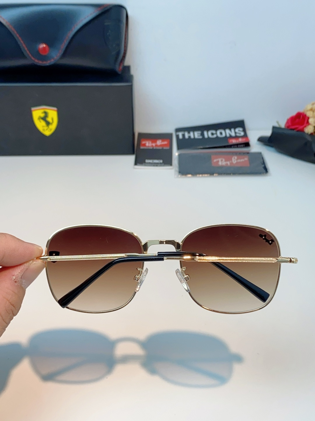RayBan雷朋 Ferrari法拉利 跃马联名金属,鎏金细框自带高级质感,多边形框型巨显脸小 轻量镜架久戴无负担,可配 RayBan雷朋 Ferrari法拉利 跃马联名金属,鎏金细框自带高级质感,多边形框型巨显脸小 轻量镜架久戴无负担,可配