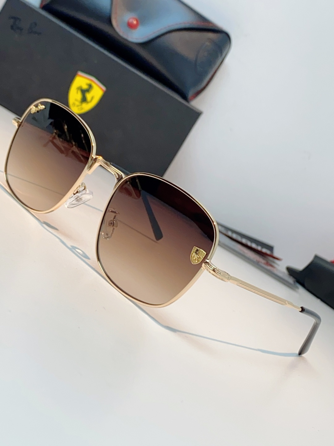 RayBan雷朋 Ferrari法拉利 跃马联名金属,鎏金细框自带高级质感,多边形框型巨显脸小 轻量镜架久戴无负担,可配 RayBan雷朋 Ferrari法拉利 跃马联名金属,鎏金细框自带高级质感,多边形框型巨显脸小 轻量镜架久戴无负担,可配