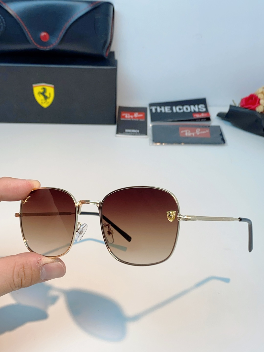 RayBan雷朋 Ferrari法拉利 跃马联名金属,鎏金细框自带高级质感,多边形框型巨显脸小 轻量镜架久戴无负担,可配 RayBan雷朋 Ferrari法拉利 跃马联名金属,鎏金细框自带高级质感,多边形框型巨显脸小 轻量镜架久戴无负担,可配