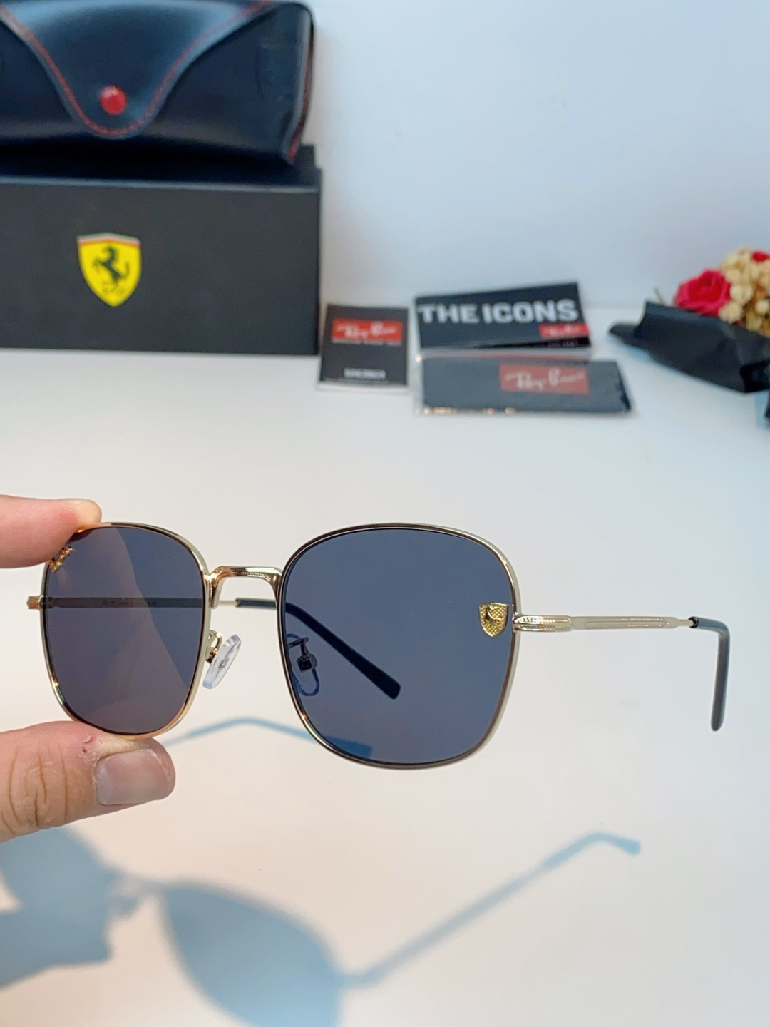 RayBan雷朋 Ferrari法拉利 跃马联名金属,鎏金细框自带高级质感,多边形框型巨显脸小 轻量镜架久戴无负担,可配 RayBan雷朋 Ferrari法拉利 跃马联名金属,鎏金细框自带高级质感,多边形框型巨显脸小 轻量镜架久戴无负担,可配