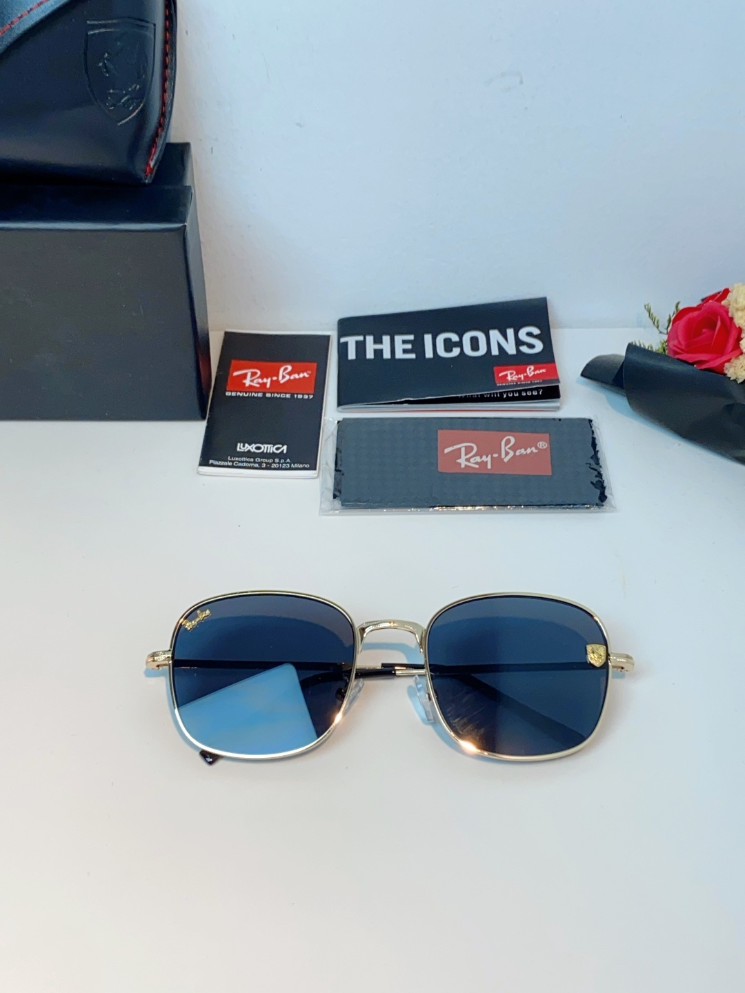 RayBan雷朋 Ferrari法拉利 跃马联名金属,鎏金细框自带高级质感,多边形框型巨显脸小 轻量镜架久戴无负担,可配 RayBan雷朋 Ferrari法拉利 跃马联名金属,鎏金细框自带高级质感,多边形框型巨显脸小 轻量镜架久戴无负担,可配