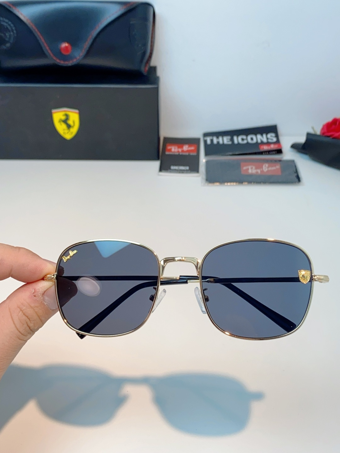 RayBan雷朋 Ferrari法拉利 跃马联名金属,鎏金细框自带高级质感,多边形框型巨显脸小 轻量镜架久戴无负担,可配 RayBan雷朋 Ferrari法拉利 跃马联名金属,鎏金细框自带高级质感,多边形框型巨显脸小 轻量镜架久戴无负担,可配