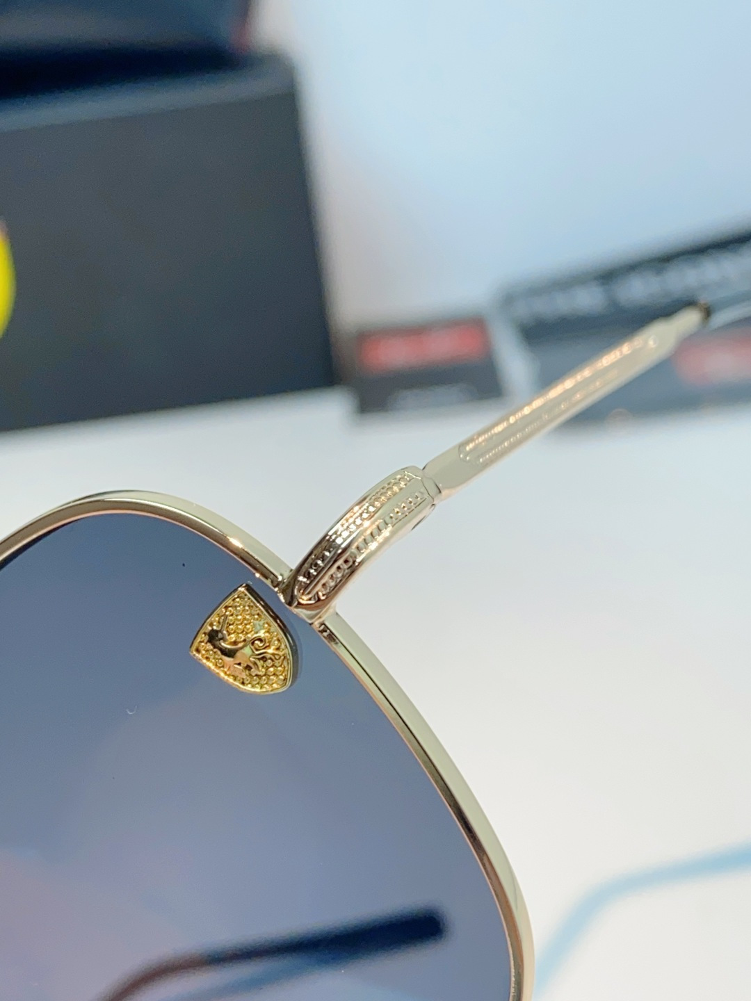 RayBan雷朋 Ferrari法拉利 跃马联名金属,鎏金细框自带高级质感,多边形框型巨显脸小 轻量镜架久戴无负担,可配 RayBan雷朋 Ferrari法拉利 跃马联名金属,鎏金细框自带高级质感,多边形框型巨显脸小 轻量镜架久戴无负担,可配