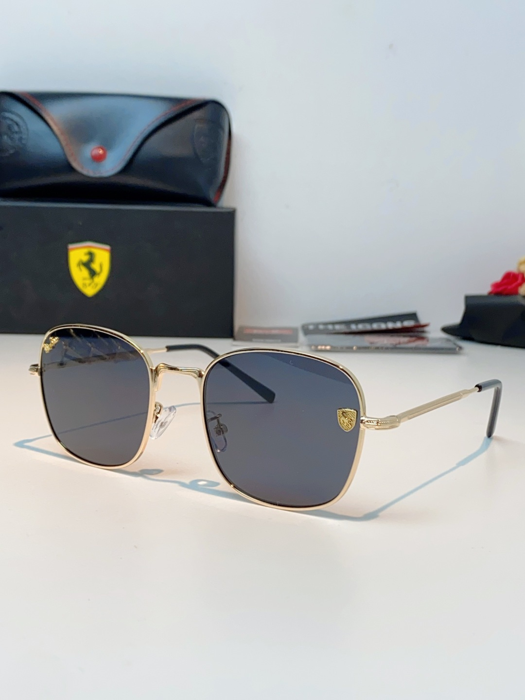 RayBan雷朋 Ferrari法拉利 跃马联名金属,鎏金细框自带高级质感,多边形框型巨显脸小 轻量镜架久戴无负担,可配 RayBan雷朋 Ferrari法拉利 跃马联名金属,鎏金细框自带高级质感,多边形框型巨显脸小 轻量镜架久戴无负担,可配
