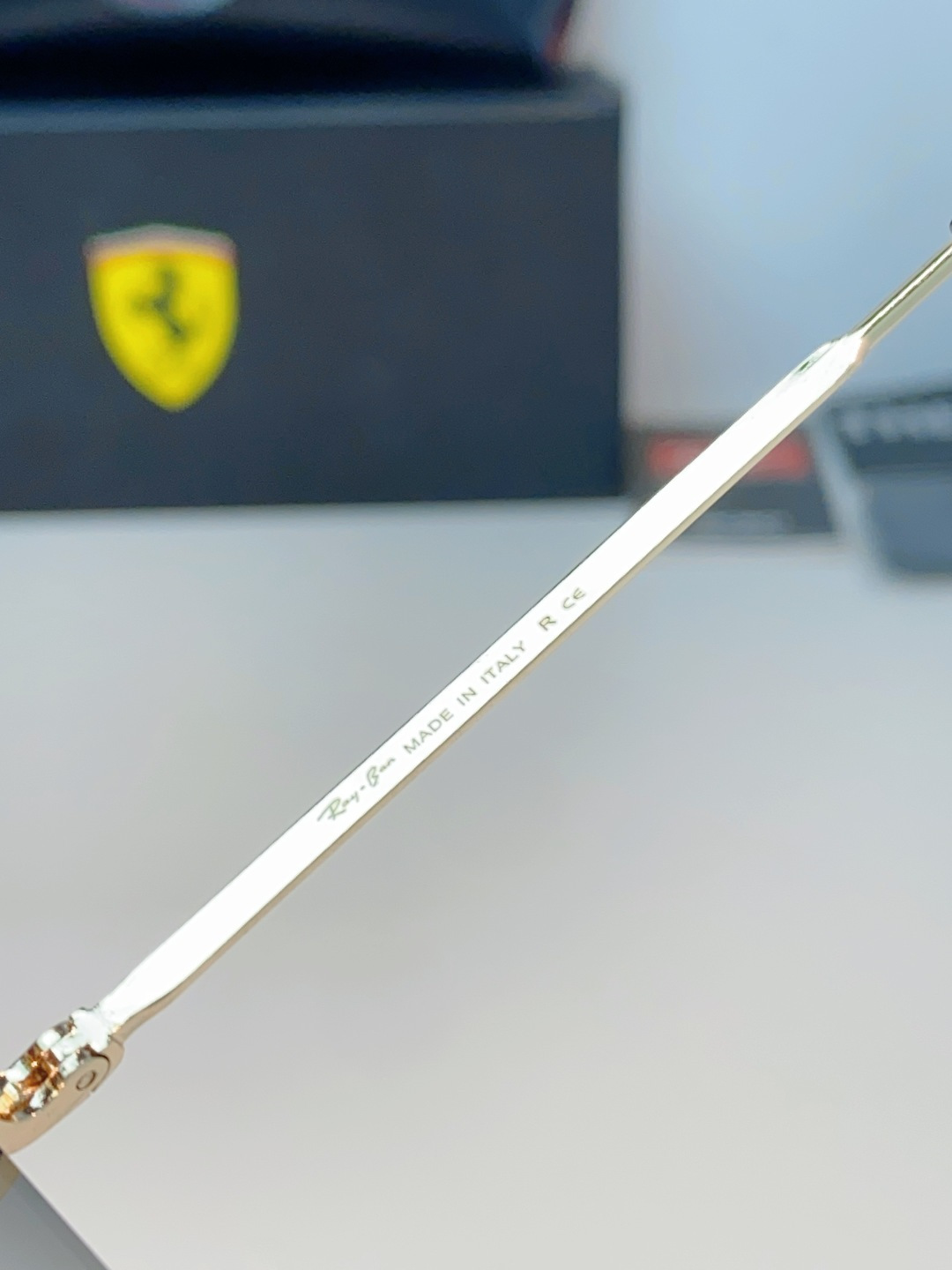 RayBan雷朋 Ferrari法拉利 跃马联名金属,鎏金细框自带高级质感,多边形框型巨显脸小 轻量镜架久戴无负担,可配 RayBan雷朋 Ferrari法拉利 跃马联名金属,鎏金细框自带高级质感,多边形框型巨显脸小 轻量镜架久戴无负担,可配