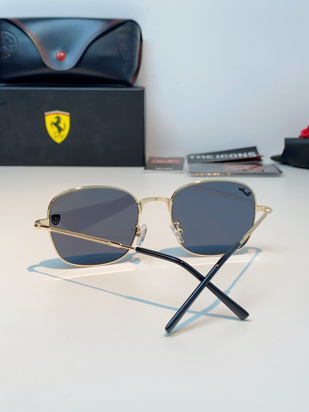 RayBan雷朋 Ferrari法拉利 跃马联名金属,鎏金细框自带高级质感,多边形框型巨显脸小 轻量镜架久戴无负担,可配 RayBan雷朋 Ferrari法拉利 跃马联名金属,鎏金细框自带高级质感,多边形框型巨显脸小 轻量镜架久戴无负担,可配