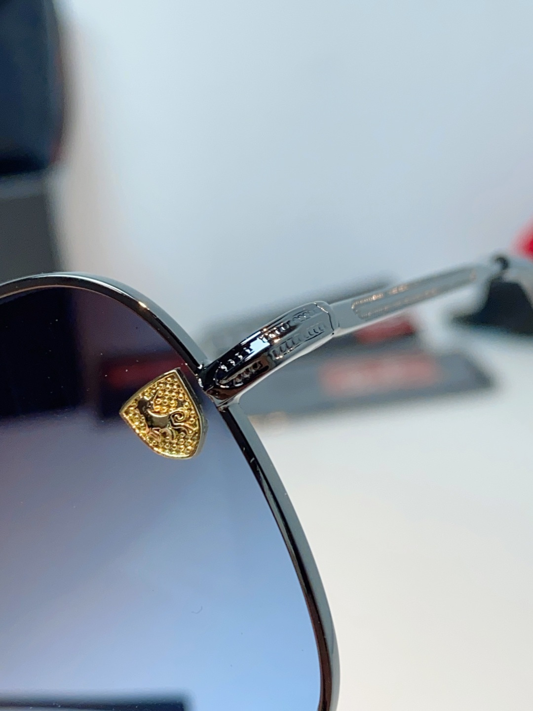 RayBan雷朋 Ferrari法拉利 跃马联名金属,鎏金细框自带高级质感,多边形框型巨显脸小 轻量镜架久戴无负担,可配 RayBan雷朋 Ferrari法拉利 跃马联名金属,鎏金细框自带高级质感,多边形框型巨显脸小 轻量镜架久戴无负担,可配