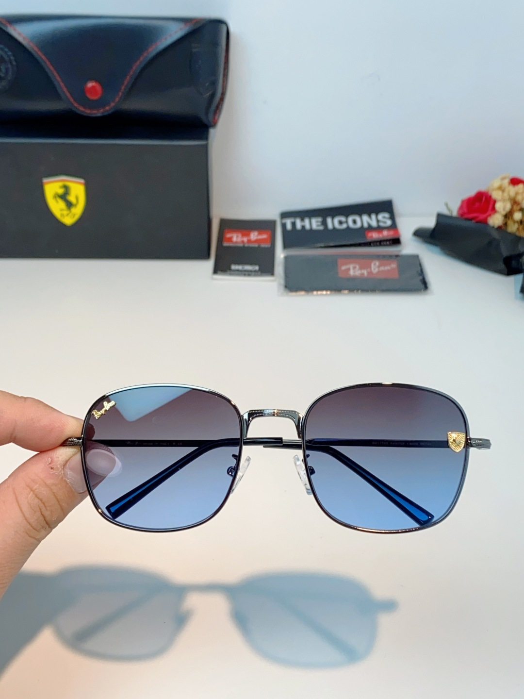 RayBan雷朋 Ferrari法拉利 跃马联名金属,鎏金细框自带高级质感,多边形框型巨显脸小 轻量镜架久戴无负担,可配 RayBan雷朋 Ferrari法拉利 跃马联名金属,鎏金细框自带高级质感,多边形框型巨显脸小 轻量镜架久戴无负担,可配