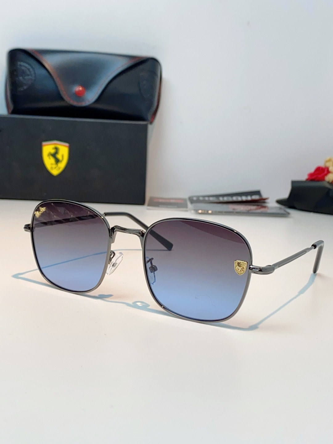 RayBan雷朋 Ferrari法拉利 跃马联名金属,鎏金细框自带高级质感,多边形框型巨显脸小 轻量镜架久戴无负担,可配 RayBan雷朋 Ferrari法拉利 跃马联名金属,鎏金细框自带高级质感,多边形框型巨显脸小 轻量镜架久戴无负担,可配