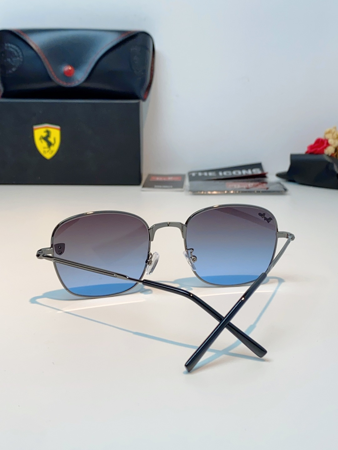 RayBan雷朋 Ferrari法拉利 跃马联名金属,鎏金细框自带高级质感,多边形框型巨显脸小 轻量镜架久戴无负担,可配 RayBan雷朋 Ferrari法拉利 跃马联名金属,鎏金细框自带高级质感,多边形框型巨显脸小 轻量镜架久戴无负担,可配