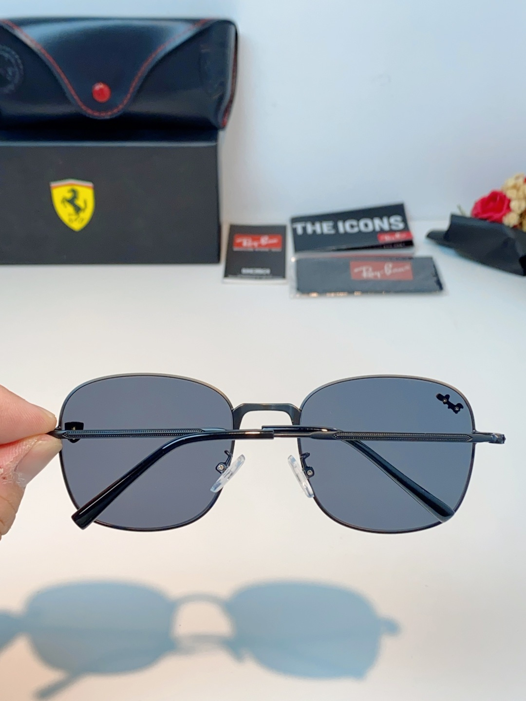 RayBan雷朋 Ferrari法拉利 跃马联名金属,鎏金细框自带高级质感,多边形框型巨显脸小 轻量镜架久戴无负担,可配 RayBan雷朋 Ferrari法拉利 跃马联名金属,鎏金细框自带高级质感,多边形框型巨显脸小 轻量镜架久戴无负担,可配